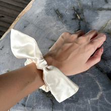 Load image into Gallery viewer, Wee Bands Silk Bow Scrunchies - Ivory