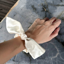 Load image into Gallery viewer, Wee Bands Silk Bow Scrunchies - Ivory
