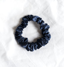 Load image into Gallery viewer, 100% Pure Mulberry Silk Hair Scrunchies Medium
